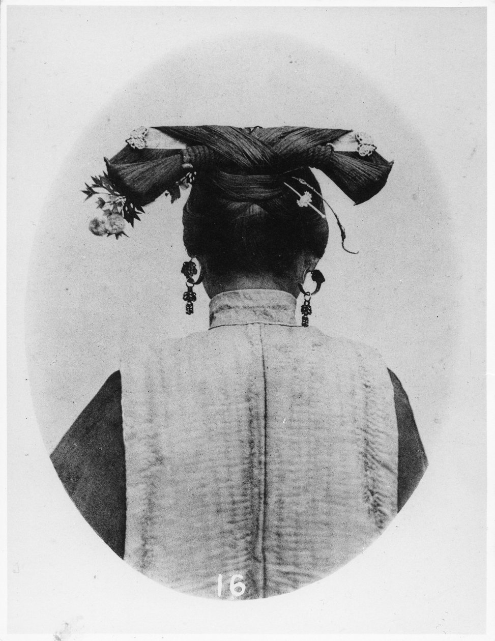 منظر خلفي لكوافير مانشو المتزوجة ، ج.1867-72 بواسطة جون طومسون