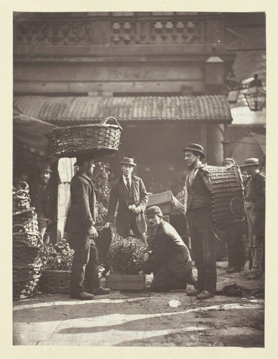 كوفنت جاردن لابوررز ، 1881. بواسطة جون طومسون