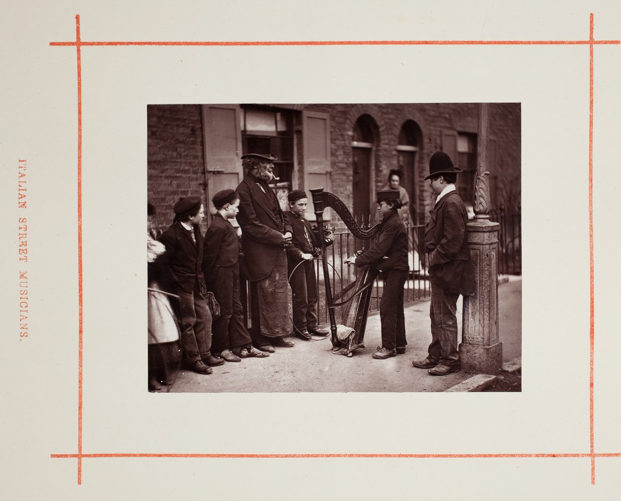 موسيقيو الشوارع الإيطاليون ، 1877. بواسطة جون طومسون
