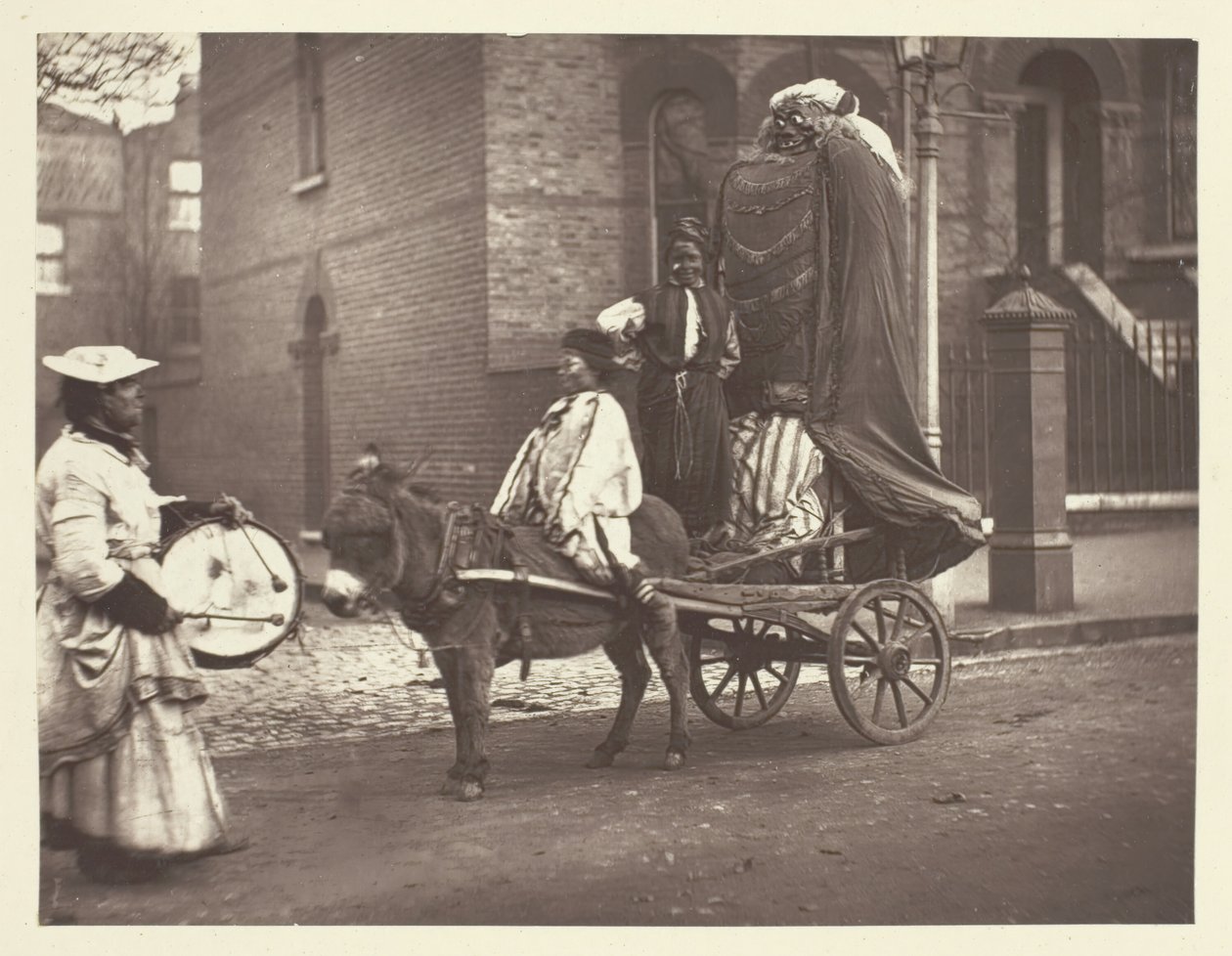 دمى نوفمبر ، 1881. بواسطة جون طومسون