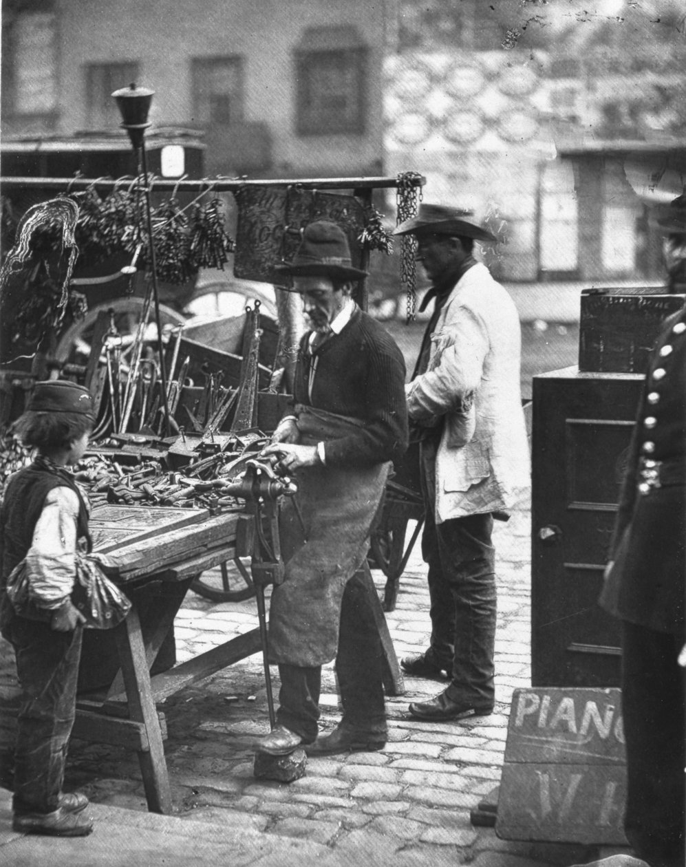 The Street Locksmith ، من "Street Life in London" بقلم جيه طومسون وأدولف سميث بواسطة جون طومسون