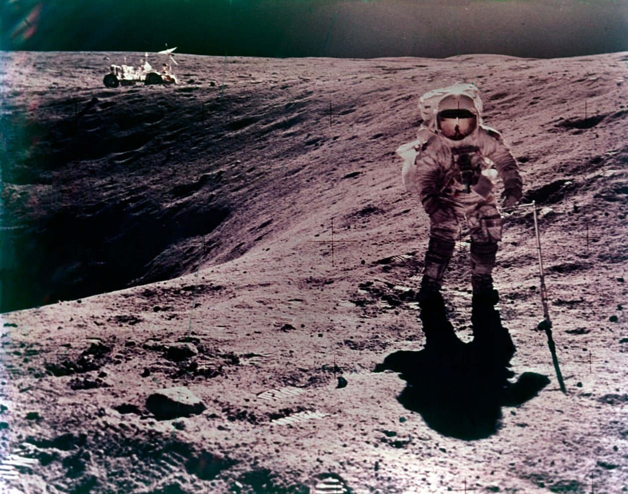رائد الفضاء تشارلز ديوك في موقع هبوط ديكارت ، مهمة أبولو 16 ، أبريل 1972. بواسطة جون واتس يونغ