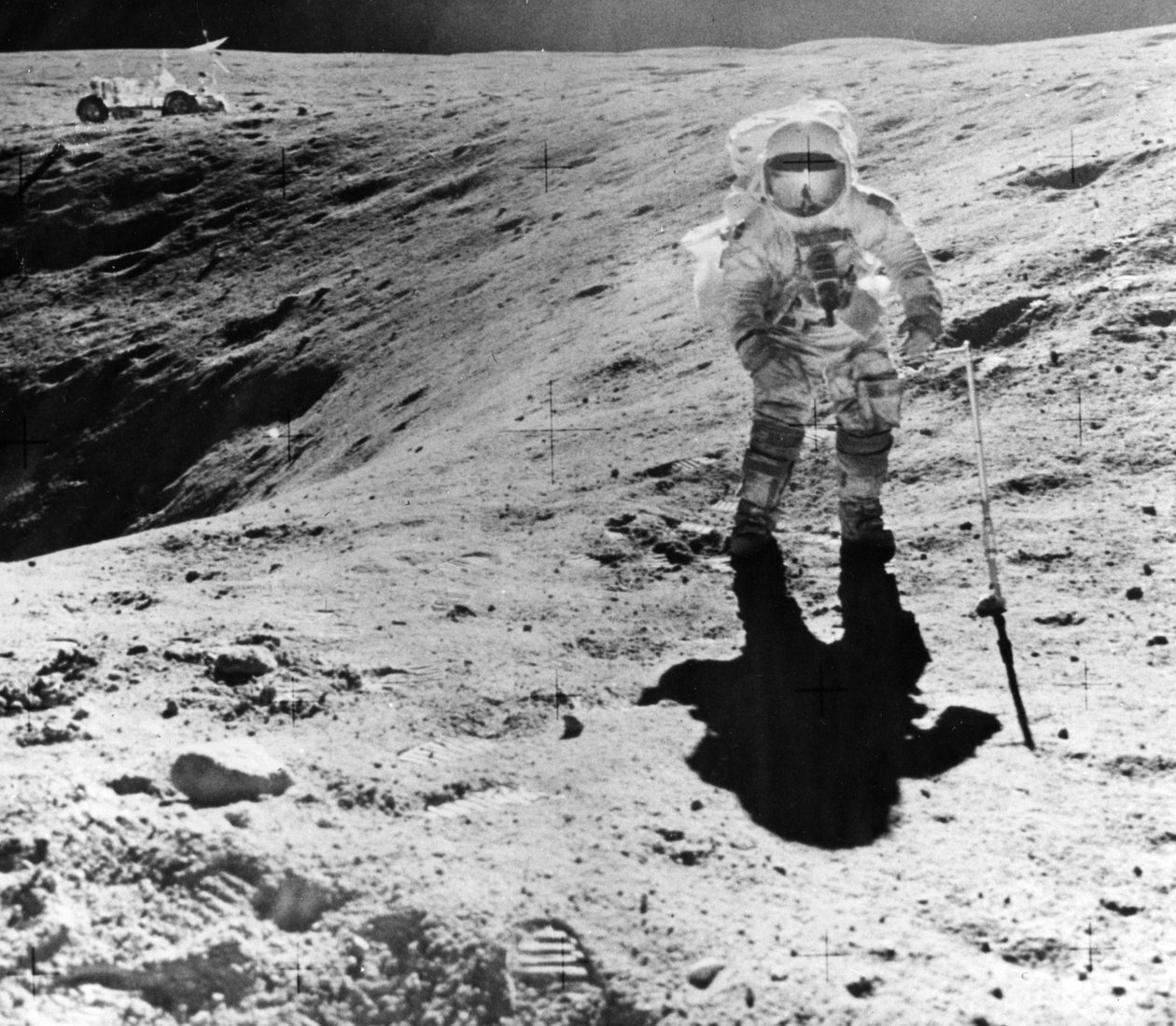 تشارلز ديوك يجمع العينات في موقع هبوط ديكارت أثناء مهمة أبولو 16 ، 1972 بواسطة جون واتس يونغ