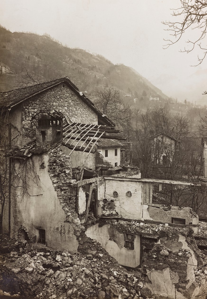 ألبوم "Meine weltkriegs - Erinnerungen South-West Front (Carinthia، Italien، South Tyrol) (حربتي العالمية - ذكريات عن الجبهة الجنوبية الغربية في كارينثيا ، إيطاليا ، ترينتينو-ألتو أديجي) 31/03/1915-12 / 11 / 1918 - Josef Zohles Wien ": أنقاض منزل (b / w ph بواسطة جوزيف زوهليس