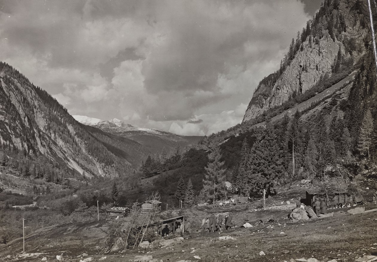 ألبوم "Meine weltkriegs - Erinnerungen South-West Front (Carinthia، Italien، South Tyrol) (حربي العالمية - ذكريات عن الجبهة الجنوبية الغربية في كارينثيا ، إيطاليا ، ترينتينو ألتو أديجي) 31/03/1915 - 12/11 / 1918 - Josef Zohles Wien ": جنود في وادي L. بواسطة جوزيف زوهليس