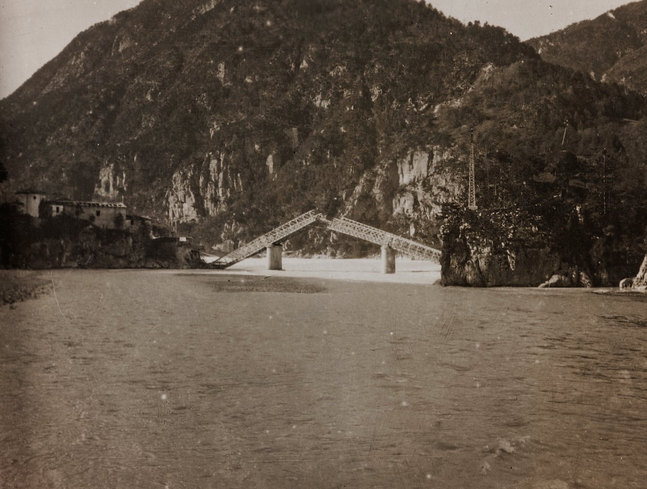 Album "Meine weltkriegs - Erinnerungen South-West Front (Carinthia, Italien, South Tyrol) (My world war - memories of the South-Western Front in Carinthia, Italy, Trentino-Alto Adige) 31/03/1915-12/11/1918 - Josef Zohles Wien ": bridge was mined in Moggio  بواسطة جوزيف زوهليس
