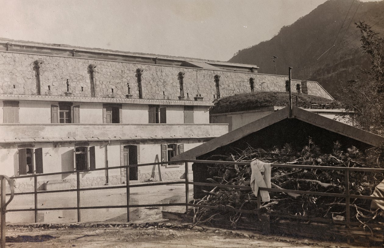 Album "Meine weltkriegs - Erinnerungen South-West Front (Carinthia, Italien, South Tyrol) (My world war - memories of the South-Western Front in Carinthia, Italy, Trentino-Alto Adige) 31/03/1915-12/11/1918 - Josef Zohles Wien ": the fortress of Chiusaforte بواسطة جوزيف زوهليس