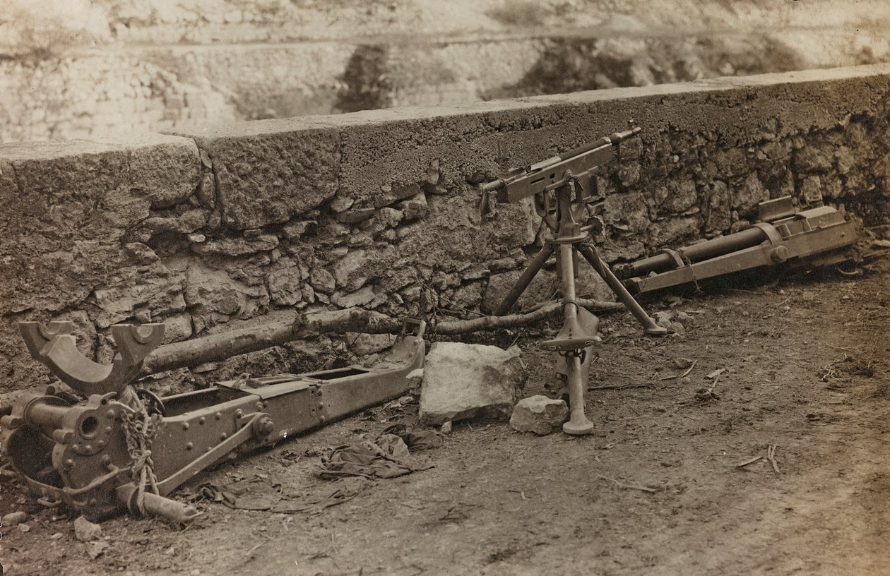 Album "Meine weltkriegs - Erinnerungen South-West Front (Carinthia, Italien, South Tyrol) (My world war - memories of the South-Western Front in Carinthia, Italy, Trentino-Alto Adige) 31/03/1915-12/11/1918 - Josef Zohles Wien ": Italian weapons abandoned ( بواسطة جوزيف زوهليس