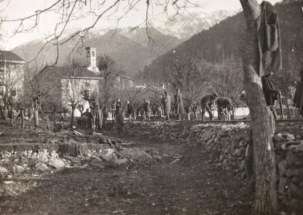 ألبوم "Meine weltkriegs - Erinnerungen South-West Front (Carinthia، Italien، South Tyrol) (حربي العالمية - ذكريات عن الجبهة الجنوبية الغربية في كارينثيا ، إيطاليا ، ترينتينو ألتو أديجي) 31/03/1915 - 12/11 / 1918 - جوزيف زوهليس فيين ": جنود للعمل  بواسطة جوزيف زوهليس