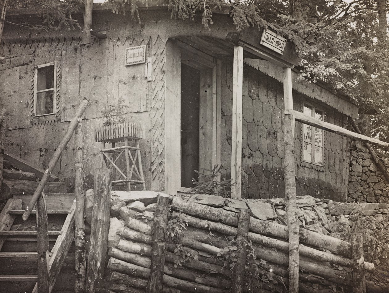 ألبوم "حربي العالمية - ذكريات الجبهة الجنوبية الغربية (كارينثيا ، إيطاليا ، جنوب تيرول) (الحرب العالمية - ذكريات الجبهة الجنوبية الغربية في كارينثيا ، إيطاليا ، ترينتينو ألتو أديجي) 1918 - جوزيف زوهليس فيينا": بيت القيادة (b / w photo بواسطة جوزيف زوهليس