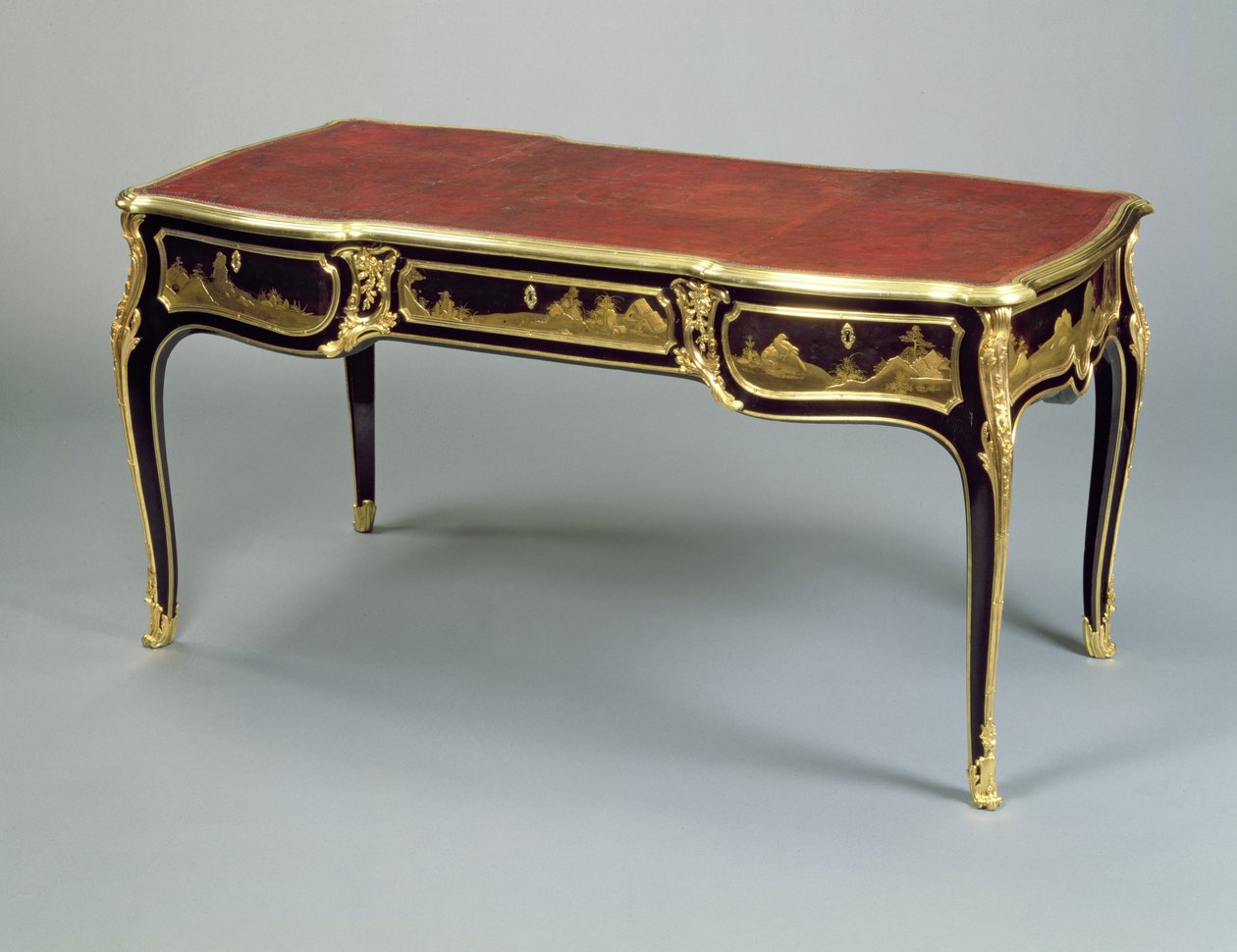 Louis XV Bureau Plat ، c.1775 (الخشب المطلي ، خشب الوبوني) بواسطة جوزيف بومهور