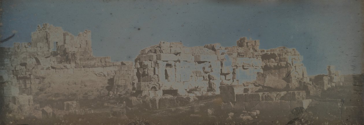 الفناء السداسي ، معبد جوبيتر ، بعلبك ، ١٨٤٣. بواسطة جوزيف فيليبرت جيرولت دي برانجي