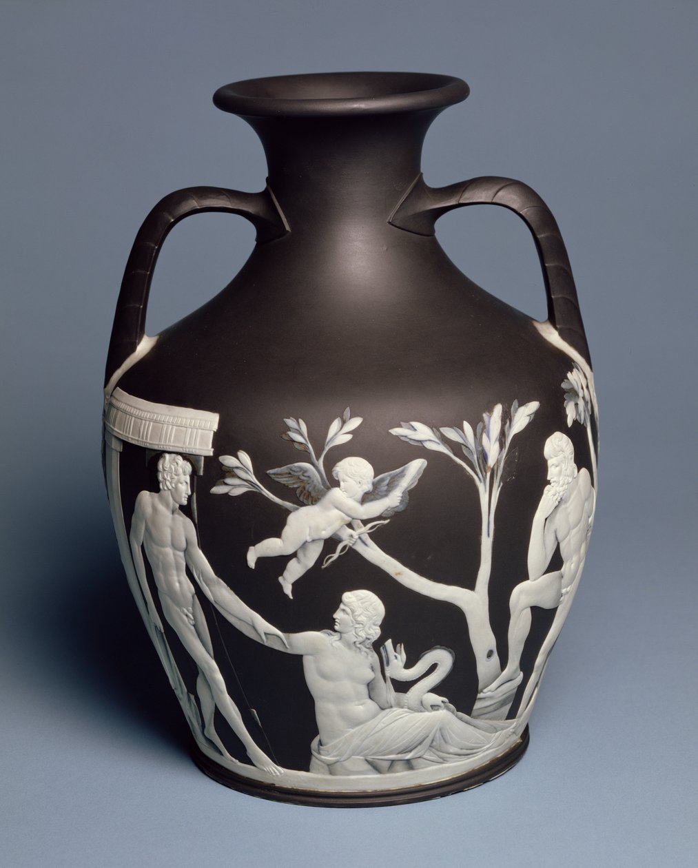 بورتلاند زهرية ، مملوكة لإراسموس داروين ، نسخة أصلية في المتحف البريطاني ، إتروريا ، c.1789-90 (جاسبر أسود مع جاسبر أبيض مطبّق) بواسطة جوشيا ويدجوود