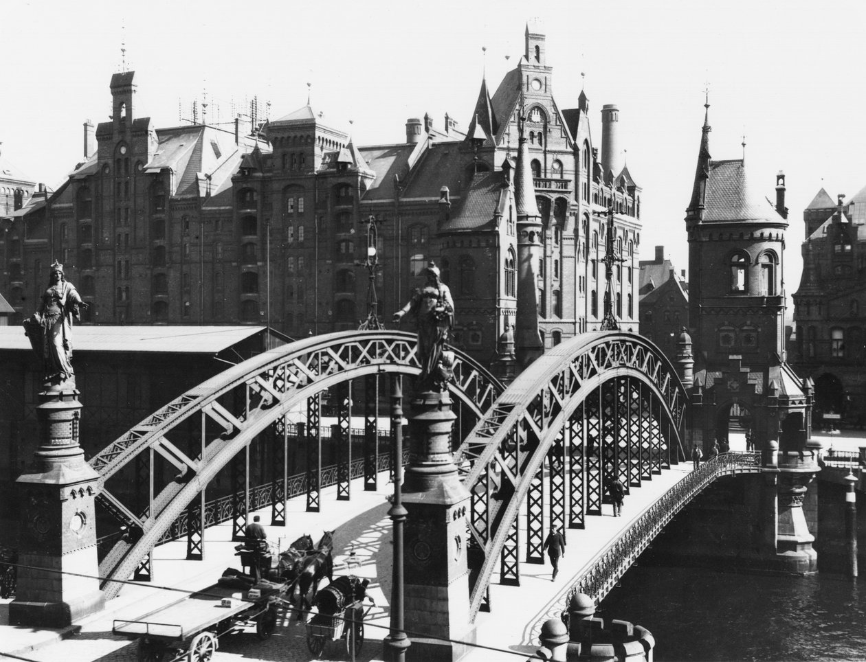 جسر في Speicherstadt (مدينة المستودعات) هامبورغ ، c.1910 بواسطة جوسيت