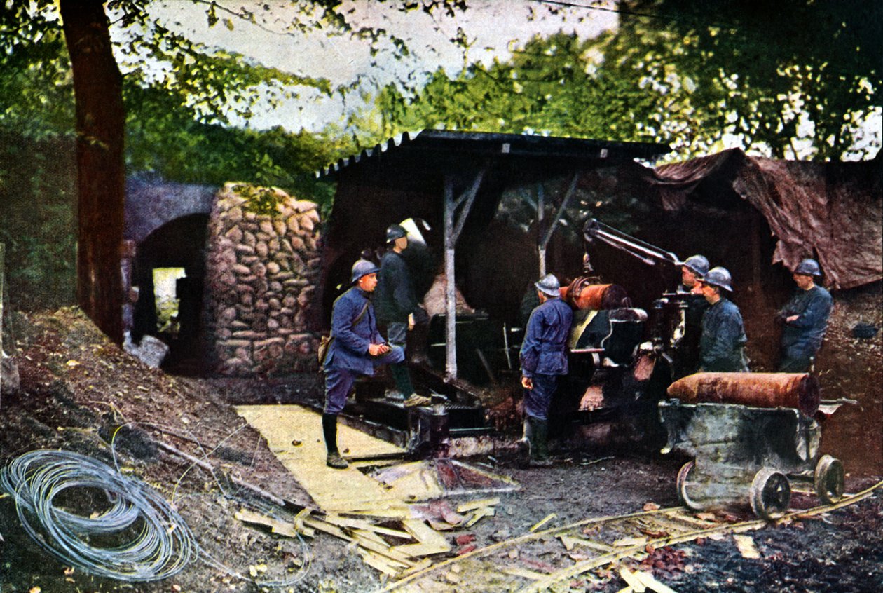 بطارية فرنسية من البنادق الثقيلة تحت شباك مموهة خلف جدار ، فردان ، سبتمبر 1916 (ذاتي اللون) بواسطة جول جيرفيه كورتيلمونت