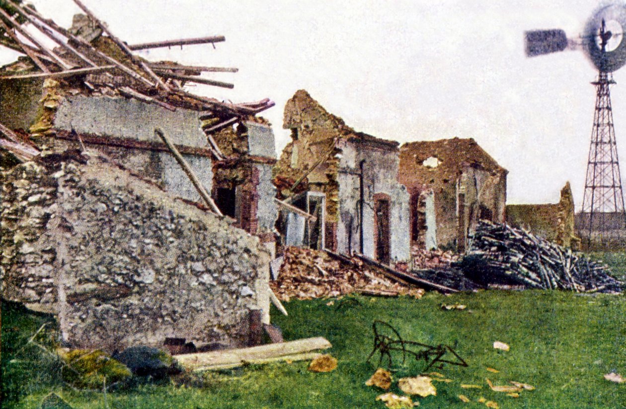 المباني المدمرة في Villeneuve-Lez-Charleville جنوب ريمس خلال معركة المارن ، سبتمبر 1914 (ذاتي اللون) بواسطة جول جيرفيه كورتيلمونت