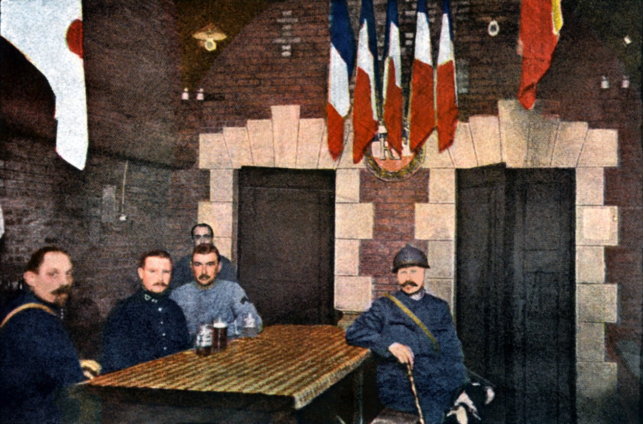 جنود فرنسيون في مطبخ في Casemates ، فردان ، سبتمبر 1916 (ألوان تلقائية) بواسطة جول جيرفيه كورتيلمونت
