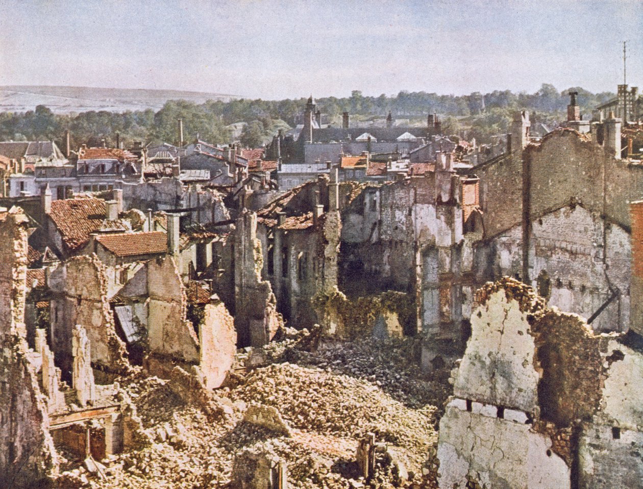 أطلال فردان بعد 8 أشهر من القصف ، 191617 (بعد صورة ملونة) بواسطة جول جيرفيه كورتيلمونت