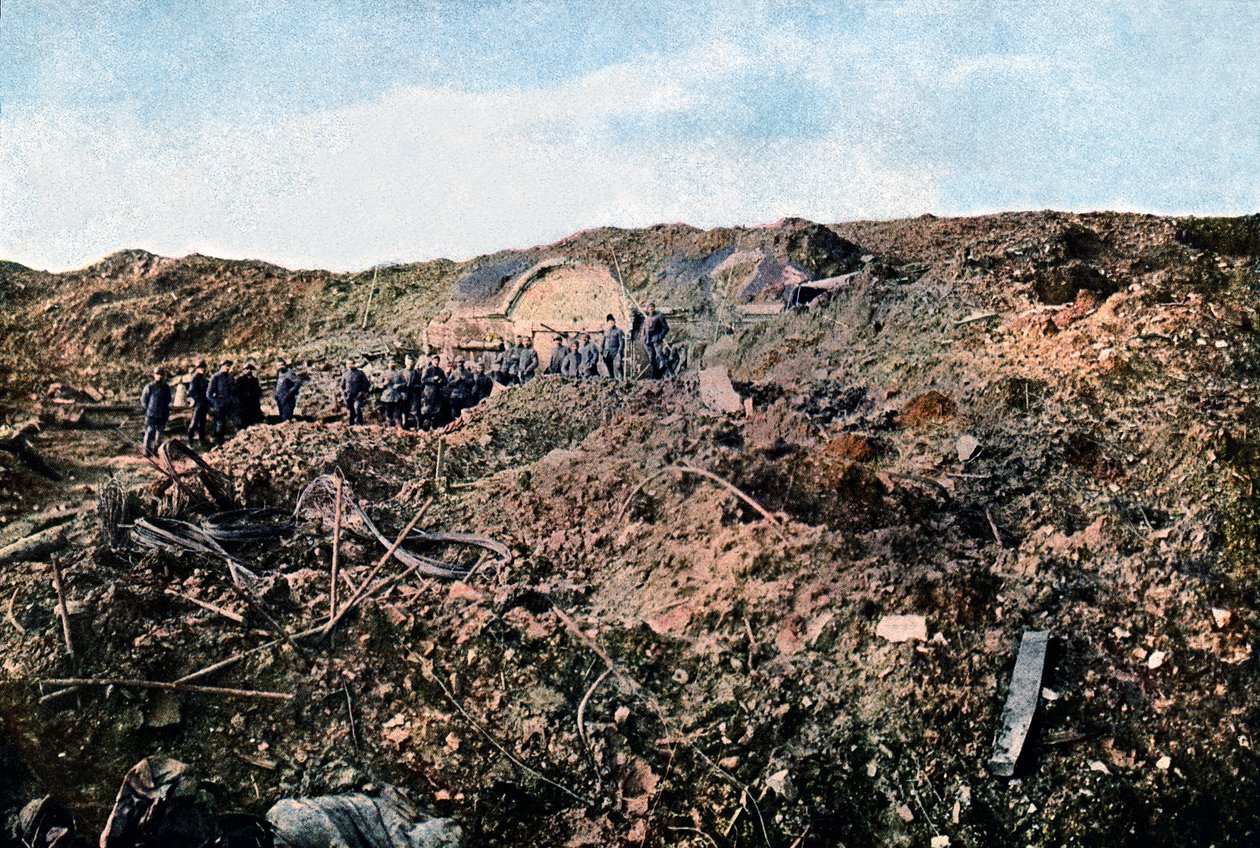 الجنود في حصن سوفيل الذي دمرته المدفعية الألمانية ، سبتمبر 1916 (ذاتي اللون) بواسطة جول جيرفيه كورتيلمونت