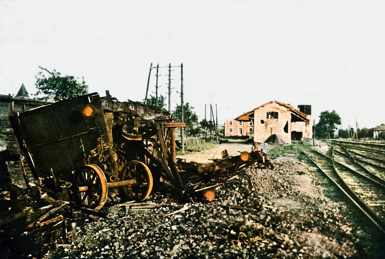 محطة القطار المتضررة من Dombasle-en-Argonne غرب Verdun ، سبتمبر 1916 (autochrome) بواسطة جول جيرفيه كورتيلمونت