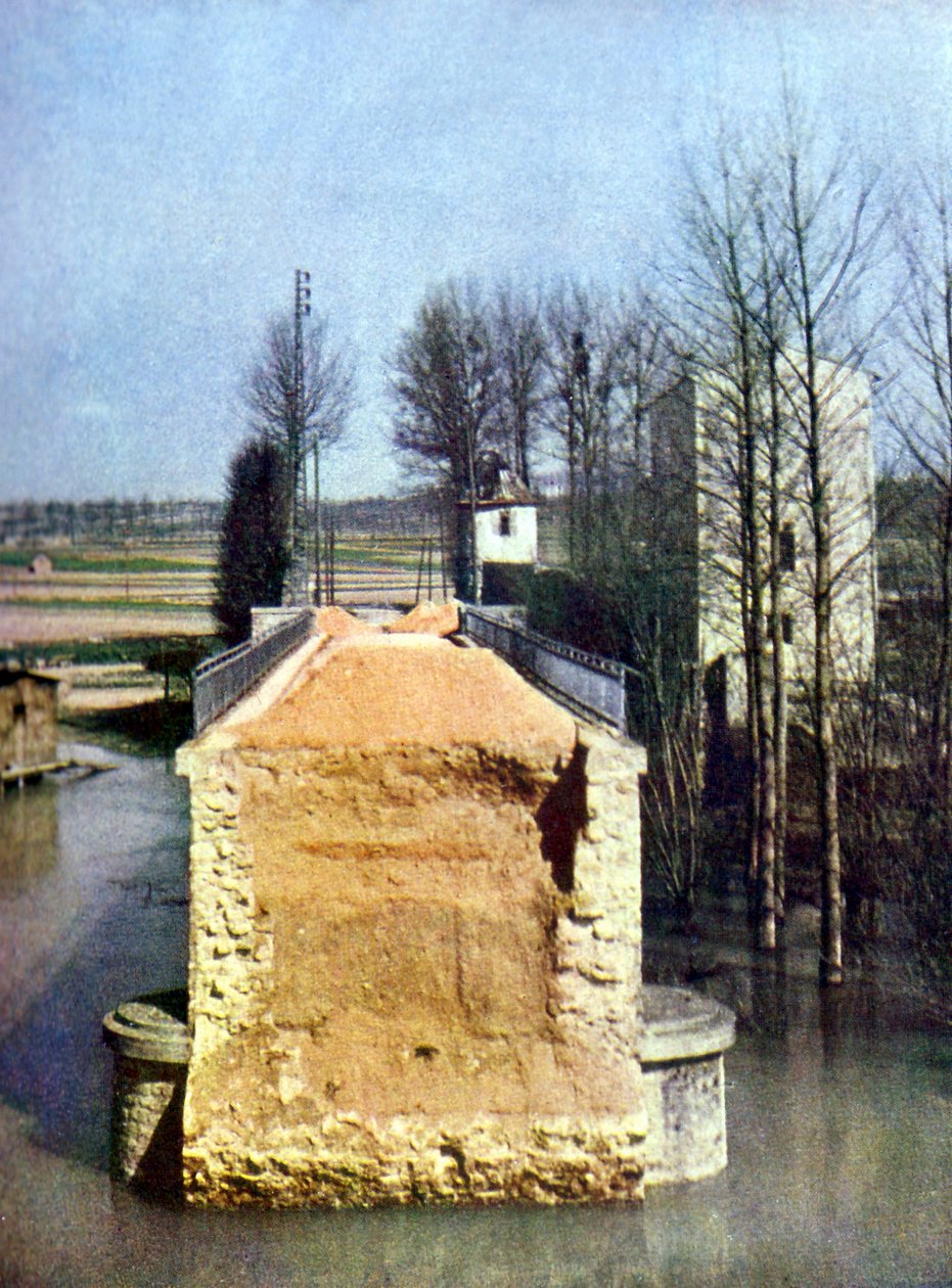 الجسر المدمر في Germigny-l&39;Eveque خلال معركة المارن شرق باريس ، سبتمبر 1914 (ذاتي اللون) بواسطة جول جيرفيه كورتيلمونت