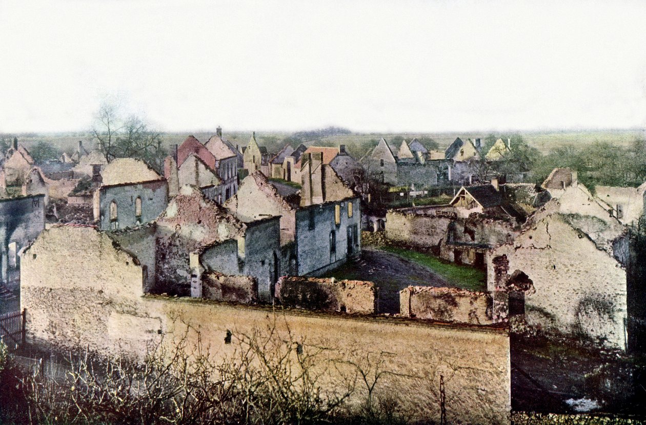 قرية Châtillon-sur-Morin ، التي تضررت بشدة ، جنوب Esternay خلال معركة Marne شرق باريس ، سبتمبر 1914 (ذاتي اللون) بواسطة جول جيرفيه كورتيلمونت