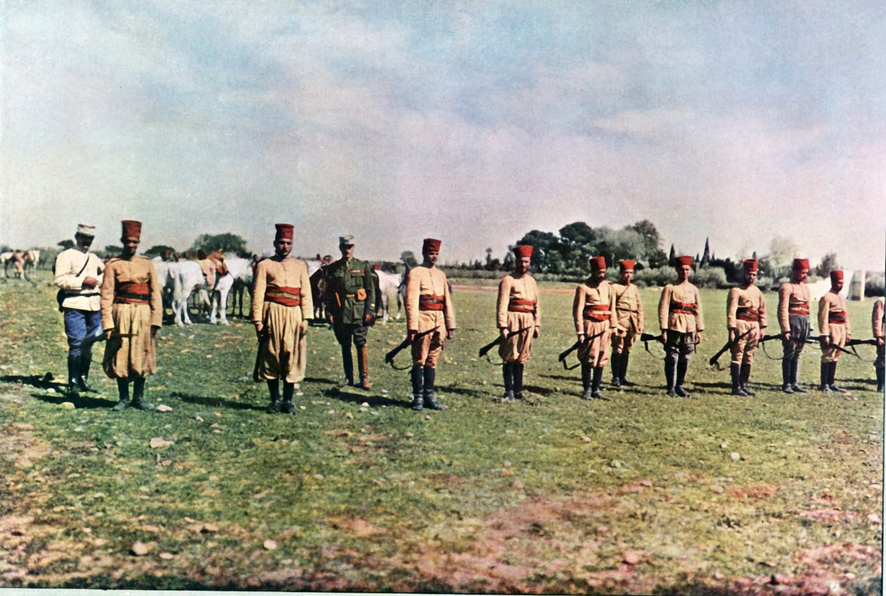 بنادق مغربيين وضابطين فرنسيين خلال معركة المارن شرق باريس ، سبتمبر 1914 (أحادية اللون) بواسطة جول جيرفيه كورتيلمونت
