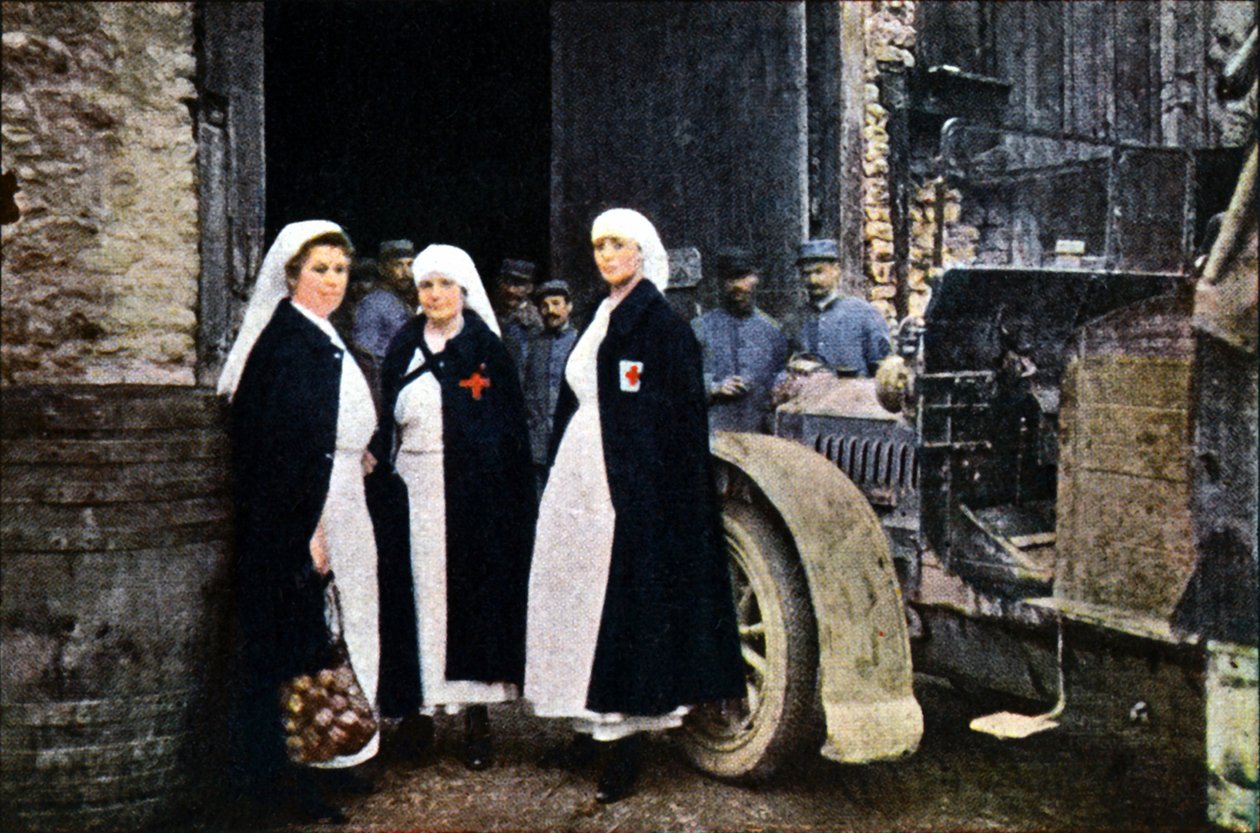 ثلاث سيدات يرتدين الصليب الأحمر وطاقم الإسعاف الفرنسي بسيارة ، فردان ، سبتمبر 1916 (ذاتي اللون) بواسطة جول جيرفيه كورتيلمونت