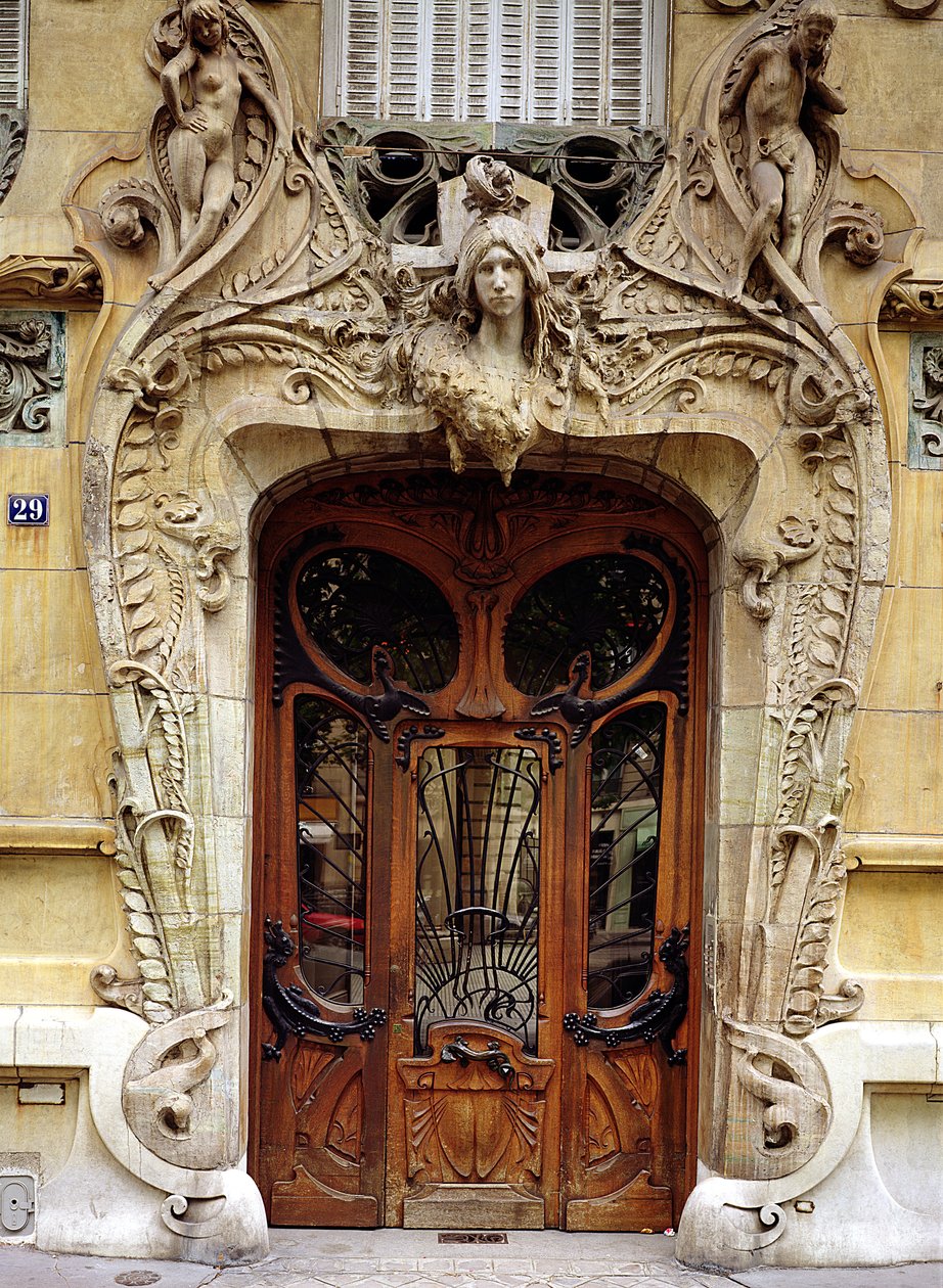 مدخل باب الشقق في 29 Avenue Rapp ، المصمم 1901 بواسطة جول لافروت
