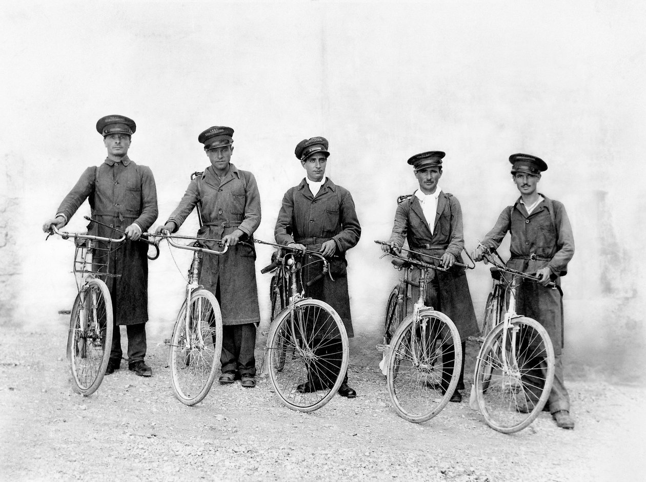 "الفرسان الخمسة" في سبوليتو، ضباط مكافحة الآفات، حوالي عام 1930 (طبعة فضية جيلاتينية) بواسطة جول بروشيريل