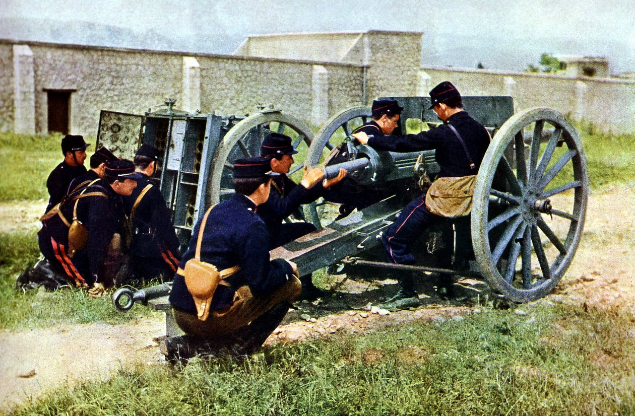 جنود فرنسيون بقذائف هاون أثناء العمل في معركة المارن شرق باريس ، سبتمبر 1914 (ذاتي اللون) بواسطة جول جيرفيه كورتيلمونت