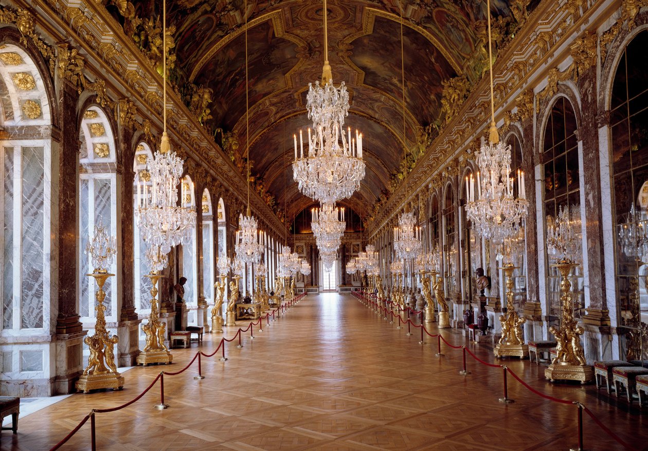 الهندسة المعمارية: منظر لـ Galerie des Glaces في فرساي تم ترميمه من قبل المهندس المعماري Jules Hardouin-Mansart وتم بناؤه من 1678 إلى 1684. قلعة فرساي ، فرساي بواسطة جول هاردوين مانسارت