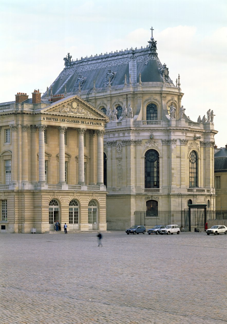 ال Chapelle Royale (Royal Chapel) أكمله روبرت دي كوتي (1656-1735) بدأ في 1699 لخطط أعدت في 1689 ، مخصصة في 1710 بواسطة جول هاردوين مانسارت