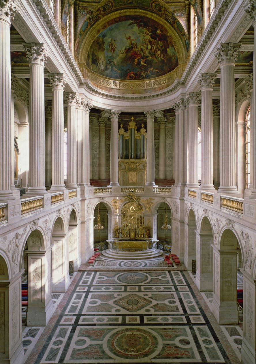ال Chapelle Royale (Royal Chapel) باتجاه الشرق ، أكمله روبرت دي كوتي (1656-1735) بدأ عام 1699 لخطط أعدت في 1689 ، مكرسة 1710 بواسطة جول هاردوين مانسارت