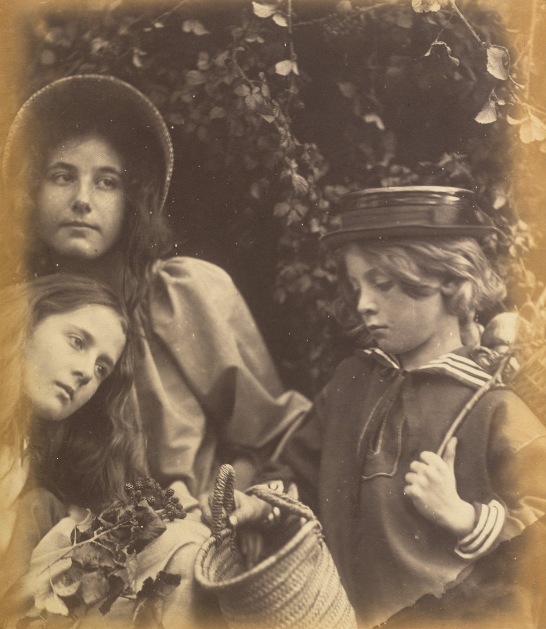 إليزابيث كيون ، وكيت كيون ، وفريدي جولد ، ج. 1866-1868. بواسطة جوليا مارغريت كاميرون