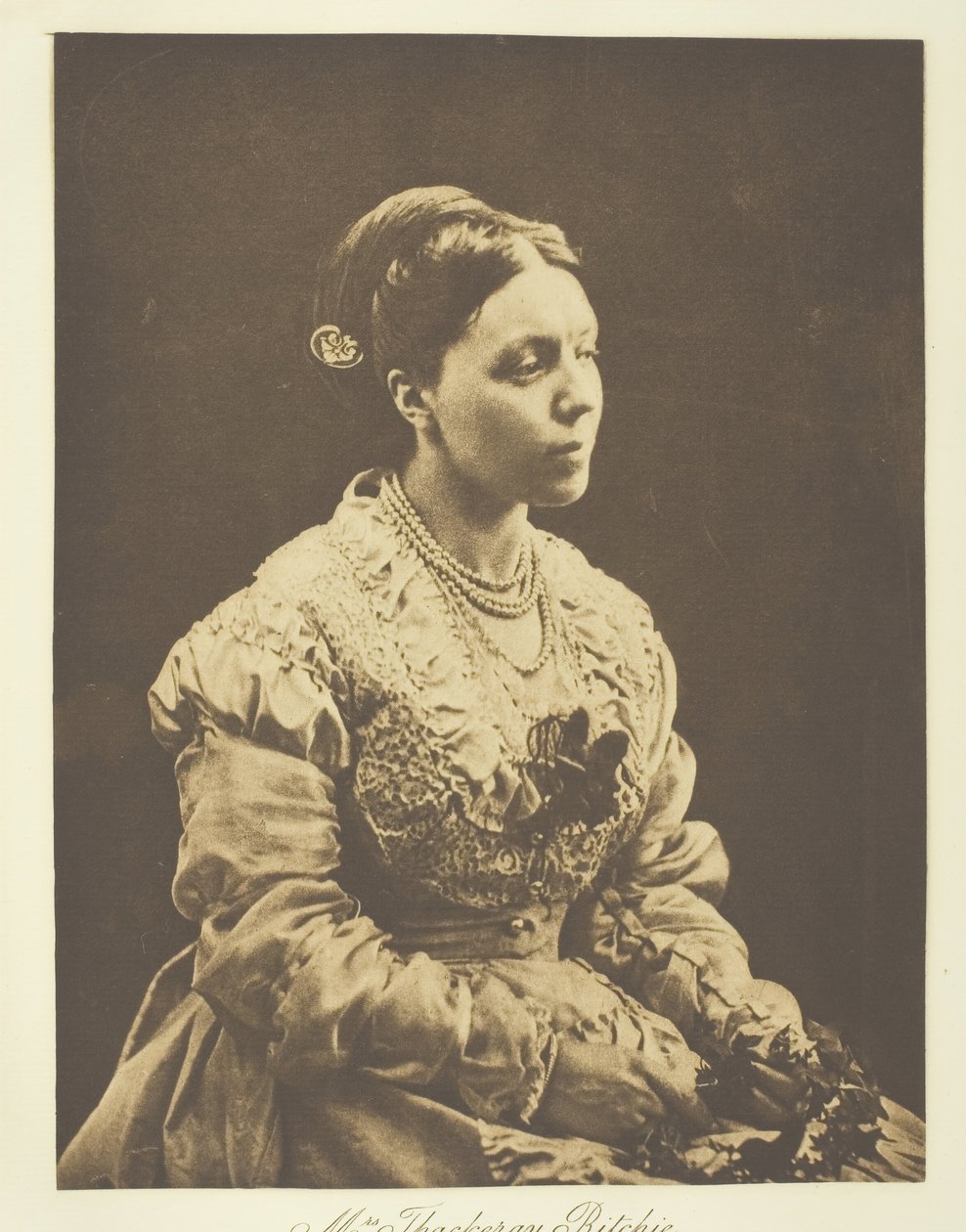 السيدة ثاكيراي ريتشي ، 1870 ، طبعت ج. 1893. بواسطة جوليا مارغريت كاميرون