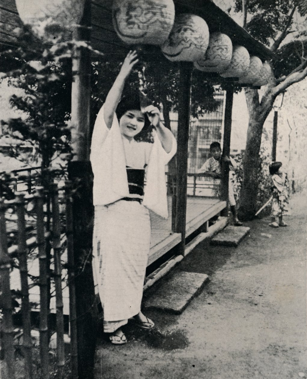 ابتسامة لطيفة حلوة لخادمة الشاي ، تسمى نيسان - الأخت الكبرى ، c1900 ، 1921. بواسطة شارع جوليان ليونارد