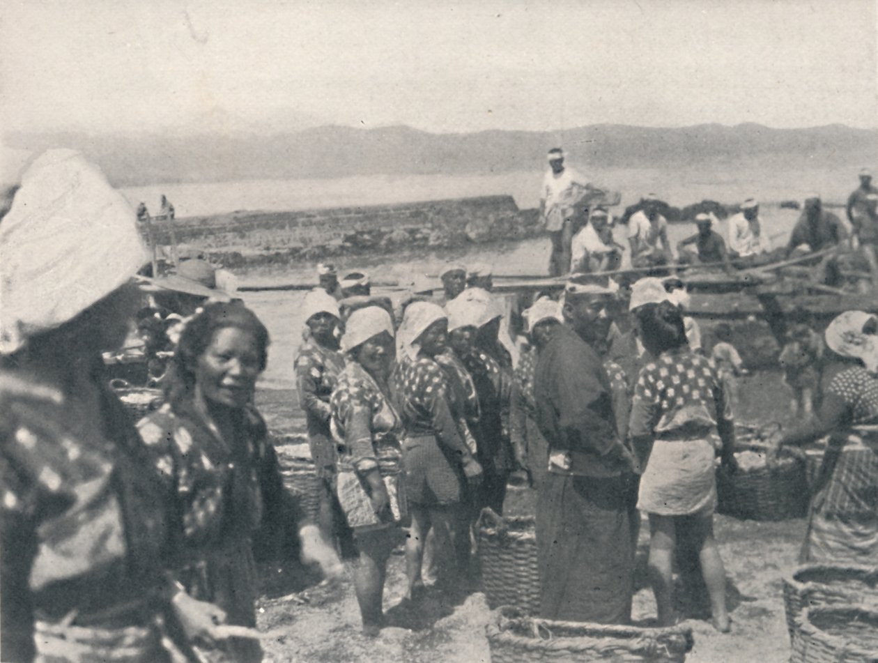 Tai-no-ura - قوارب الصيد ، رجال ونساء بشبكات وسلال ، c1900 ، 1921. بواسطة شارع جوليان ليونارد