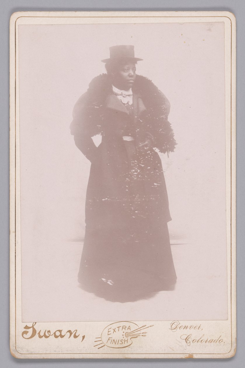 بطاقة خزانة لامرأة مجهولة الهوية ترتدي قبعة وسرقة فرو ، كاليفورنيا. 1895. بواسطة جوستوس سي سوان