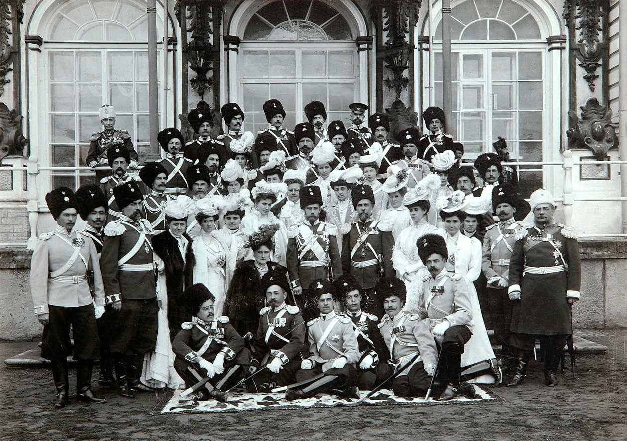 العائلة الإمبراطورية الروسية خارج قصر كاترين ، Tsarskoye Selo ، روسيا ، أوائل القرن العشرين. بواسطة ك.فون هان