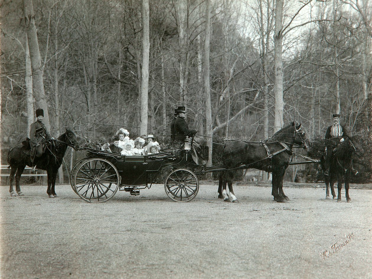 القيصر نيكولاس الثاني من روسيا مع عائلته في حديقة Tsarskoye Selo ، روسيا ، 1900s. بواسطة ك.فون هان