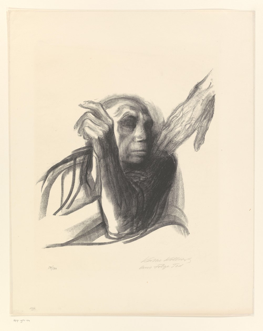 Käthe Kollwitz كإمرأة عجوز مع يدا على كتف روف دي تودس (العنوان الأصلي) الموت (عنوان المسلسل) Tod (عنوان المسلسل الأصلي) بواسطة Käthe Kollwitz (توقيع الفنان)