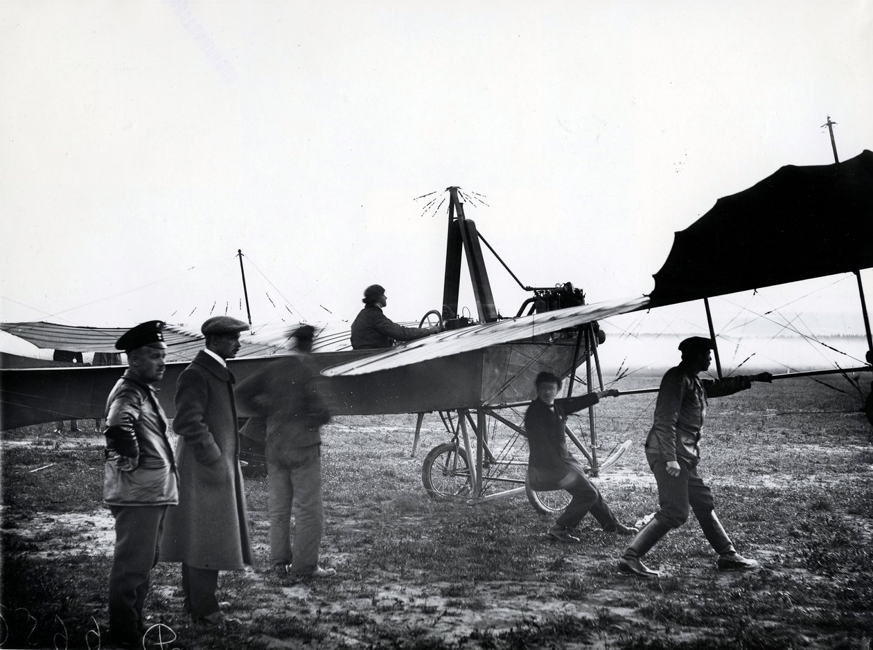 طائرة تقلع أو تهبط في مطار بالقرب من سان بطرسبرج ، 1911 بواسطة كارل كارلوفيتش بولا