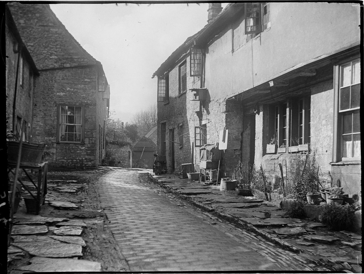 Old George Yard ، Burford ، Oxfordshire ، 22 أبريل 1924 - 06 مايو 1924 (b / w photo) بواسطة كاثرين جان ماكفي