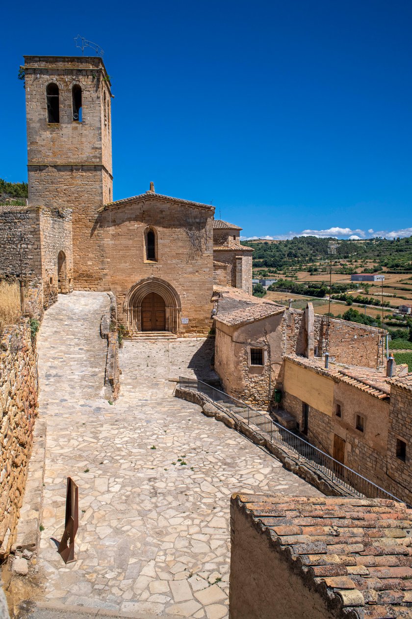 قرية Guimerà من القرون الوسطى عند غروب الشمس Urgell ، Lleida ، 2021 (صورة) بواسطة فنان غير معروف