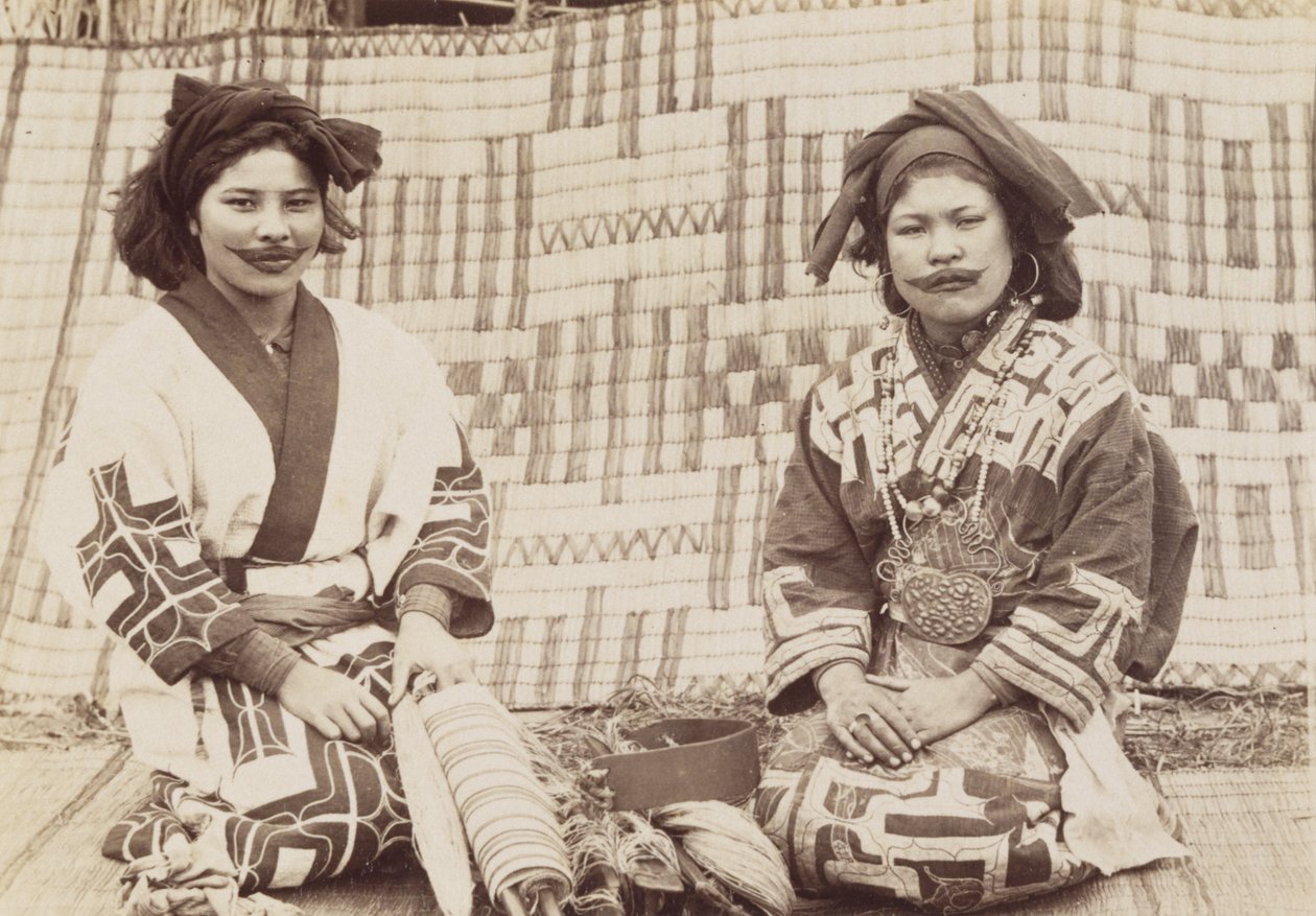 نساء أينو ، ج .1890s (طباعة الجيلاتين الفضية) بواسطة كنزو تاموتو