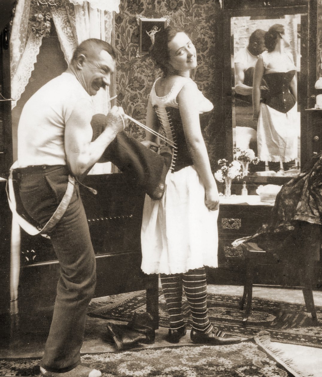 &39;يا! أنت خوخ ، بطاقة مجسمة مضحكة تصور امرأة شابة يتم ربطها في مشد ، c.1900 (صورة بني داكن) (انظر أيضًا 473249) بواسطة شركة كيستون فيو