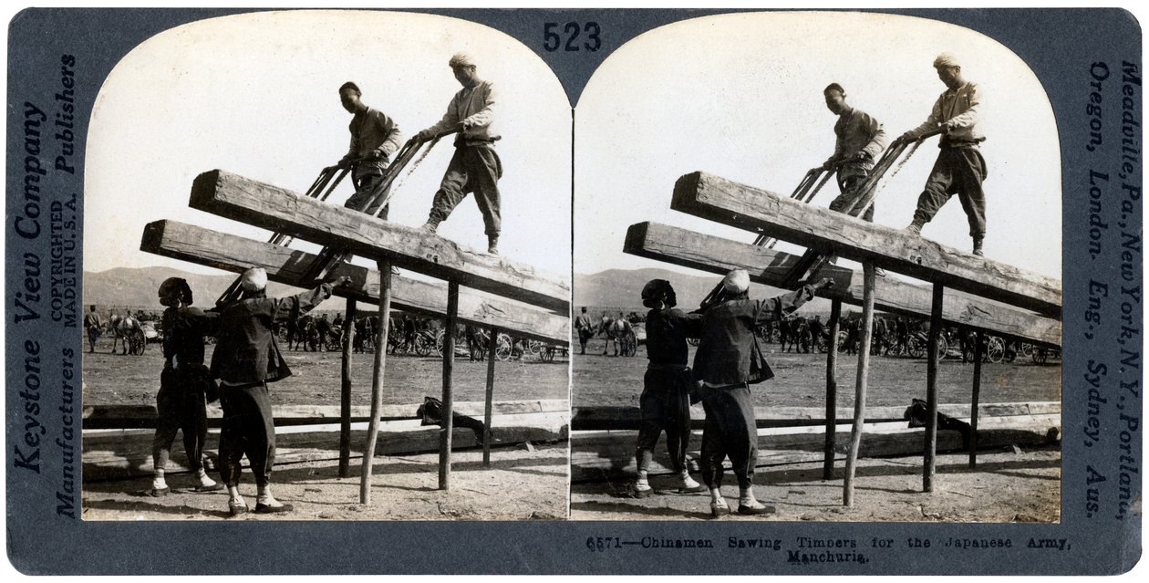 رجال صينيون يقومون بنشر الأخشاب للجيش الياباني ، منشوريا ، الحرب الروسية اليابانية ، 1904-1905. بواسطة شركة كيستون فيو