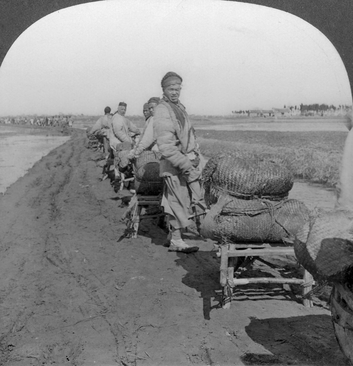 نقل الملح إلى الداخل بواسطة قطار عربة يدوية ، الصين ، 1907 بواسطة شركة كيستون فيو