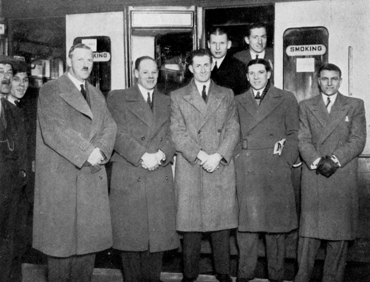 في طريقه إلى ولفرهامبتون لمباراة إنجلترا ضد ويلز لكرة القدم ، 1936 بواسطة شركة كيستون فيو